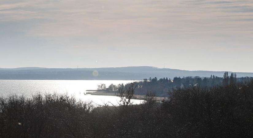 Balaton: a magyar tengernél jártunk a napfényes decemberben– mutatjuk a képeket