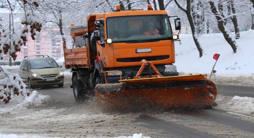 Jön a karácsonyi havazás, a Magyar Közútnál már készülnek az ünnepi káoszra, ezt kérik az autósoktól