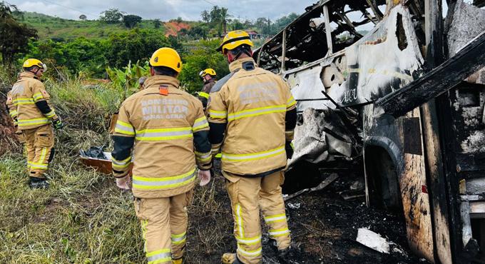 Szikla zuhant egy buszra Brazíliában, meghalt 37 ember