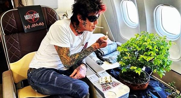 Mötley Crüe: Tommy Lee csak hetente egyszer zuhanyzik