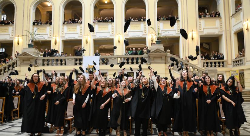 Átvették diplomáikat a Debreceni Egyetem agrárkarának végzősei