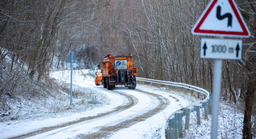 Jön a havazás: figyelmeztetést adott ki a közútkezelő