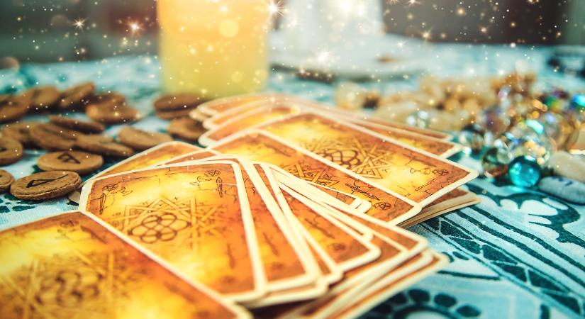 Tarot jóslás 2025 a Vízöntő jegy szülötteinek: fejlődés és fellendülés