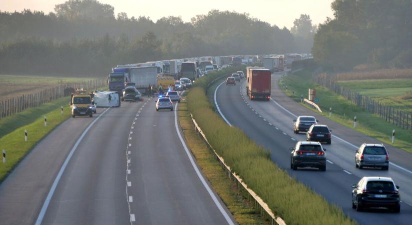 Nagy balesetek az M5-ös autópályán, és az M1-esen is egymásba ment több jármű