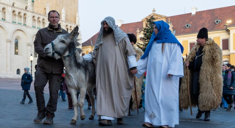 Felgyúlt a negyedik adventi gyertya