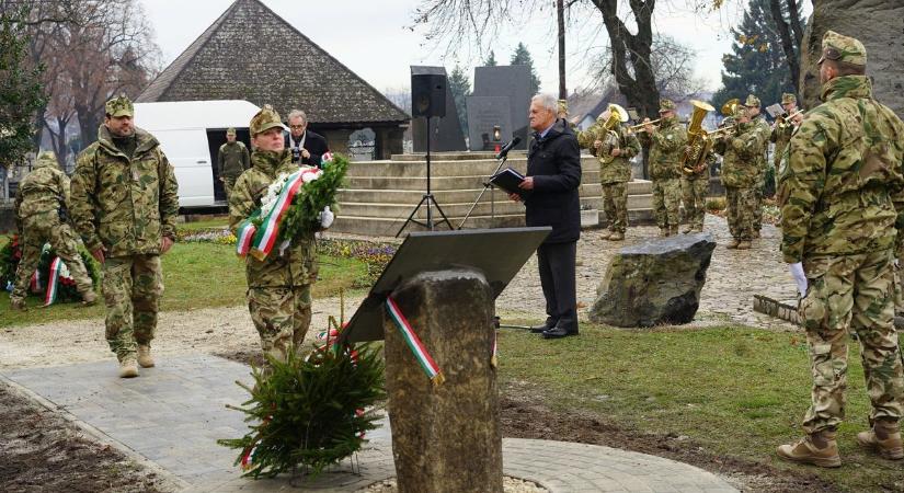 Katonai emlékművet adtak át Tapolcán