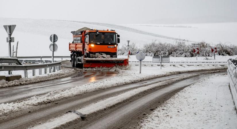 Érkezik a havazás, fokozott óvatosságra figyelmezteti az autósokat a közútkezelő