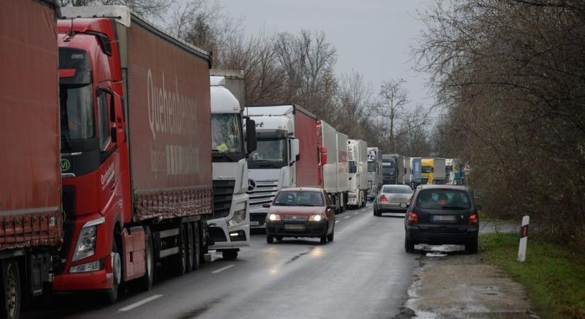 Káosz Röszkénél, befelé lezárták a közúti határátkelőt