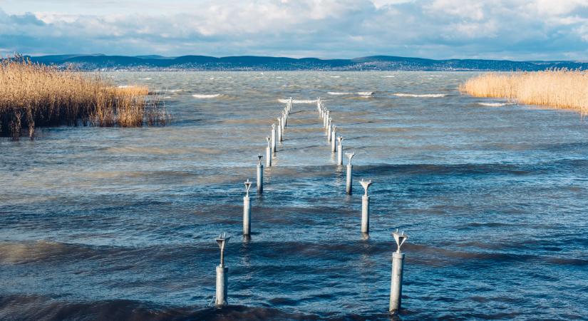 Ordító szél volt a Balatonnál, de egy szomorú hírt is közöltek