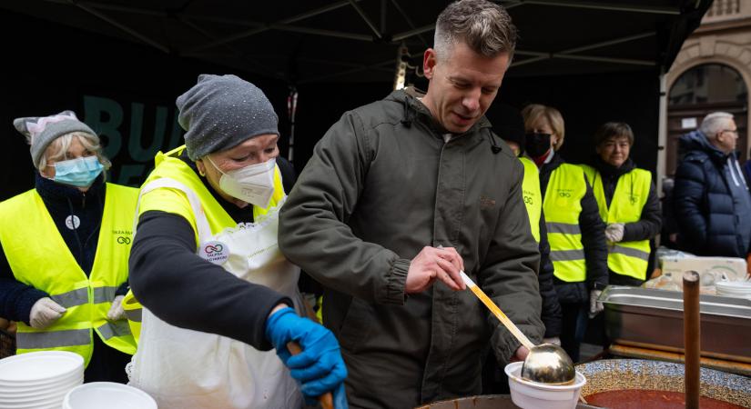 Ételt osztott a Tisza Párt