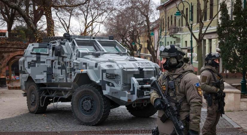 Megszállta a TEK Szekszárdot – Mutatjuk, mi az oka a fokozott jelenlétnek (galéria)