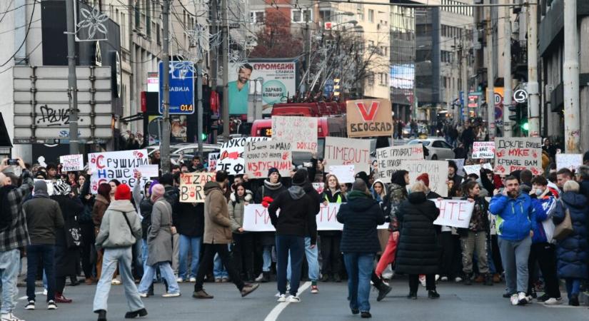 Nagy tömegtüntetés van ma Belgrádban