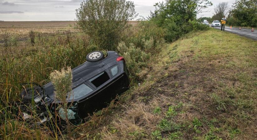 Fejreállt egy autó Eger és Kerecsend között