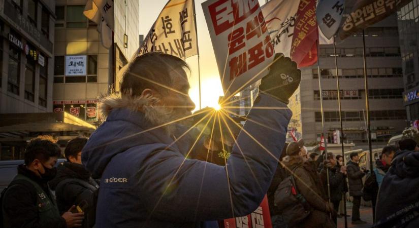 A hadiállapot után elhúzódó politikai válság jöhet Dél-Koreában, amit az USA és Japán is aggódva figyel