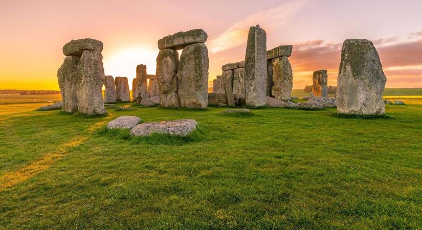 A Stonehenge ősi köveit ellepte a 4500 fős tömeg, káprázatos dolgot láttak  videó