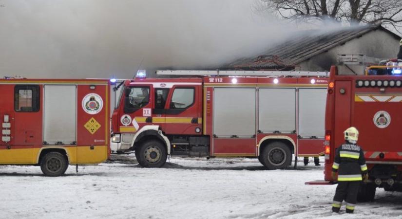 Kigyulladt egy autó a Dunántúlon