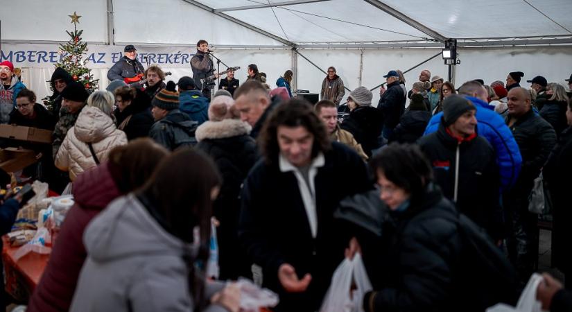 Így osztottak ételt és adomány a rászorulóknak Iványi Gáborék Budapest szívében – galéria