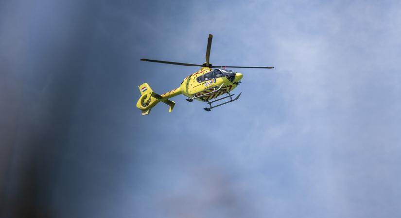 Brutális baleset történt az M85-ös autóúton: mentőhelikopter is érkezett a helyszínre