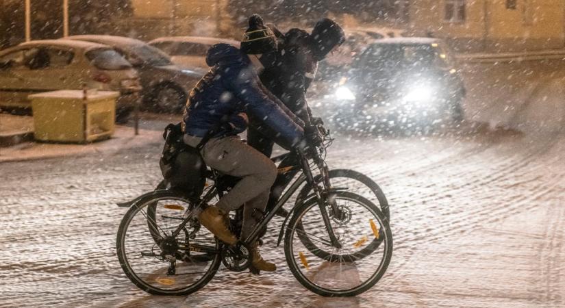 Megérkezett a havazás! Errefelé 20 centiméter hó is hullhat hétfőn