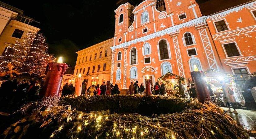 Körbeért a fény – Ég a negyedik gyertya Győr adventi koszorúján – Képgaléria