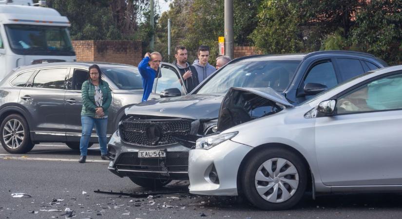 Két autó karambolozott a 25-ösön