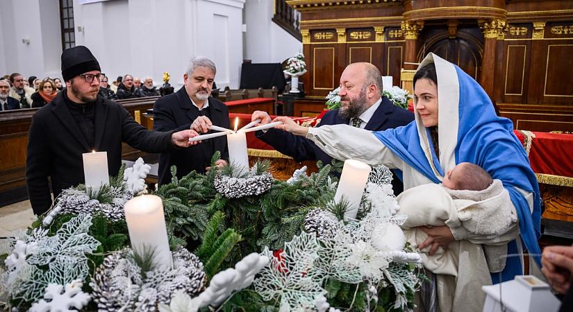 Fellobbant a szeretet lángja: a negyedik adventi gyertyát is meggyújtották Debrecenben – fotókkal