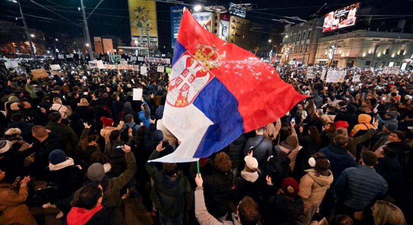 Uniós zászlót vittek a belgrádi tüntetésre, balhé lett belőle (VIDEÓ)