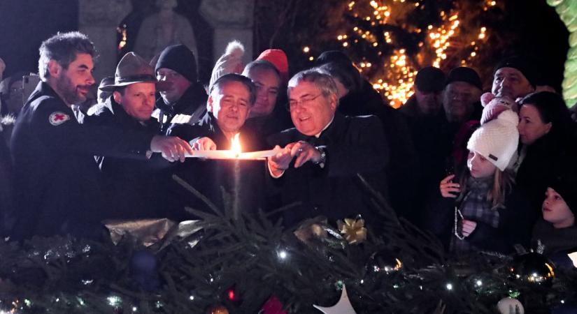 A negyedik adventi gyertya is ég - fotók, videó!