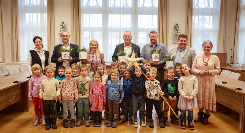 Különleges ajándékot vittek és kaptak a gyerekek