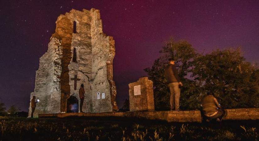 A zeleméri templomromnál regölnek a tűz körül