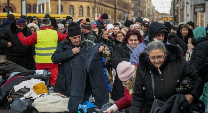 Több száz rászorulónak osztottak ételt, Iványi Gábor egyesületének gyűjtöttek adományokat a Blaha Lujza téren