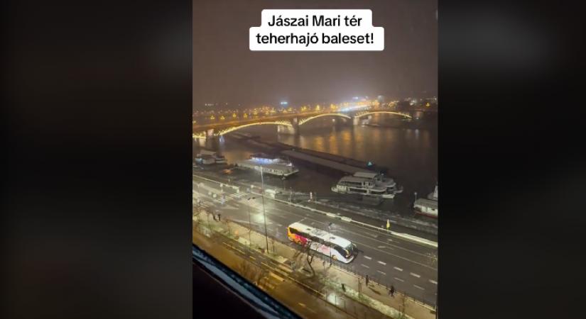 Egy nagyon hosszú teherhajó némileg lebontott egy kikötőt a Jászai Mari térnél