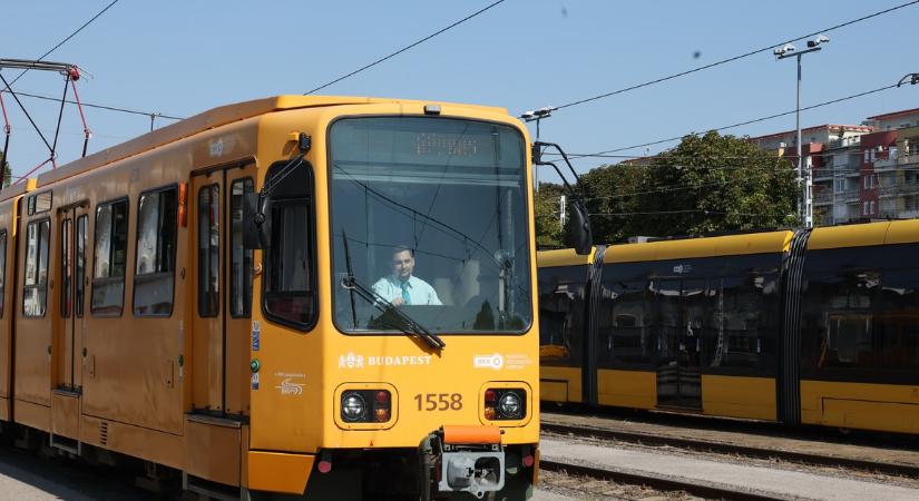 Egy Teslával karambolozott a 24-es villamos: a Haller utcánál történt a meghökkentő baleset