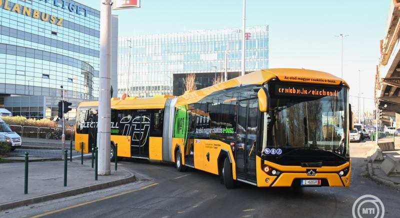 Bemutatták az első magyar elektromos csuklós buszt