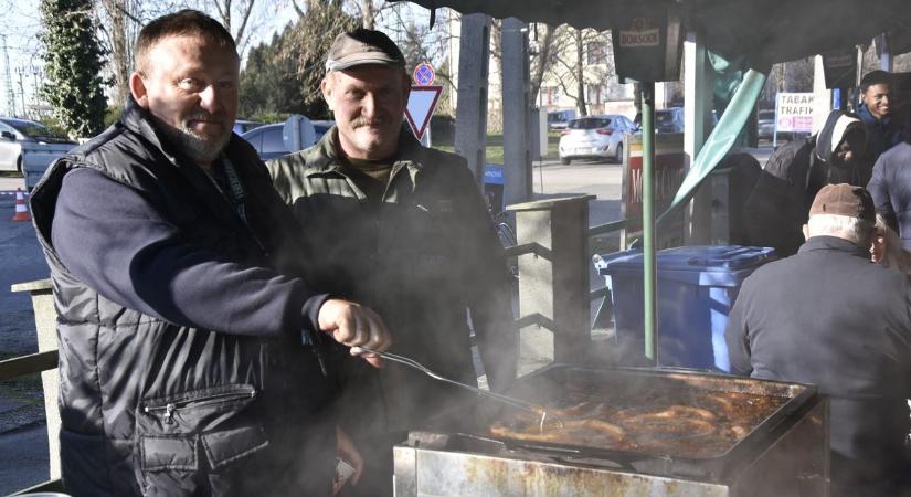 Két sertést is levágtak a rászorulókért – Jótékonysági céllal fogtak össze a hegyeshalmiak - fotók