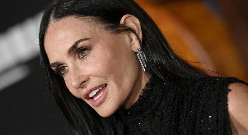 Zokog a világ: ölelkezős fotókat hozott karácsonyra a rajongóknak Demi Moore