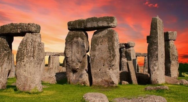 Ezrek ünnepelték Stonehenge ősi köveinél a téli napfordulót