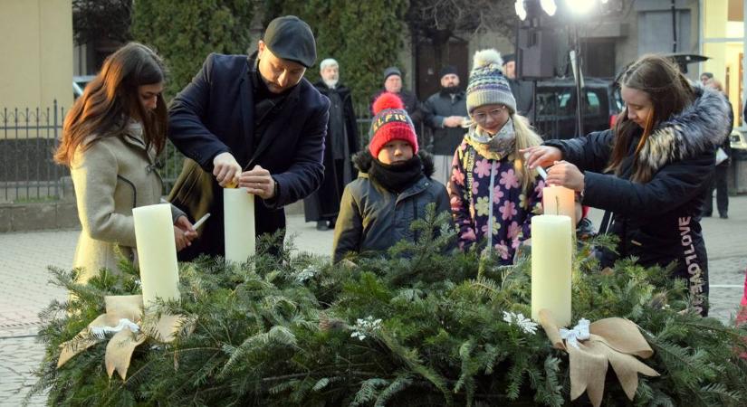 Meggyújtották az adventi koszorú negyedik gyertyáját - Ég a szeretet lángja Beregszászban is