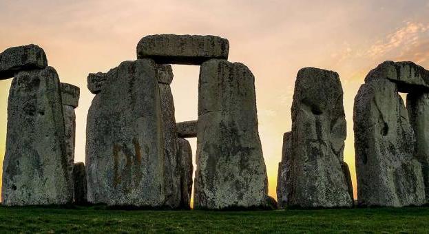 4500 fős tömeg várta a napkeltét Stonehenge-ben