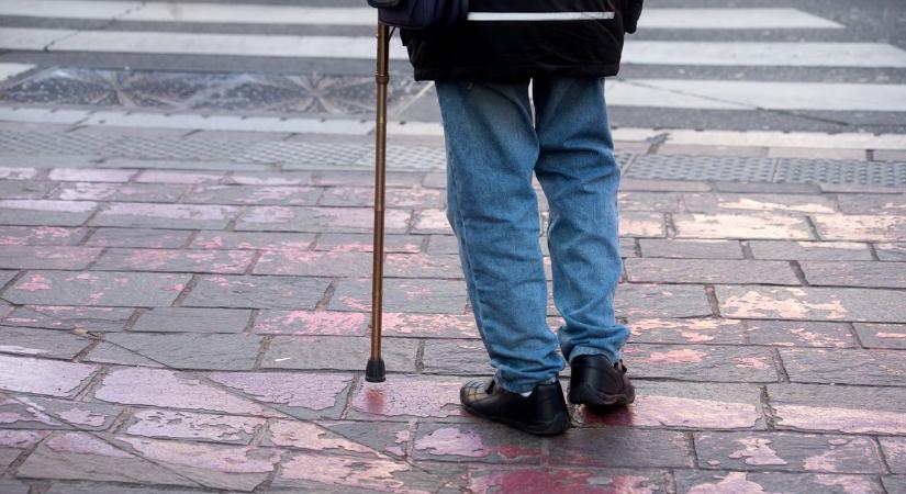 Nekitolatott egy idős járókelőnek egy tehergépkocsi