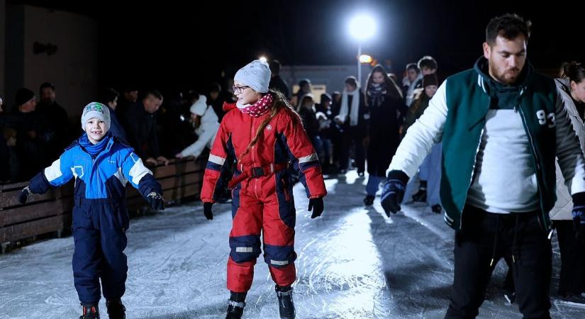 Jégdiszkó és fénytraktoros felvonulás is színesítette az adventi programokat Jánoshalmán