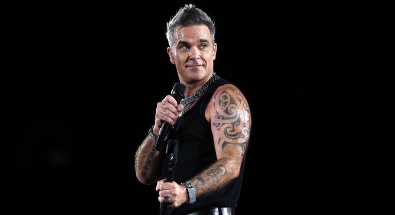 Robbie Williams „hülyének” érzi magát, ezért újra iskolapadba ül