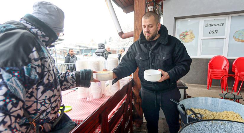 G.w.M személyesen osztotta ki az ételt a rászorulóknak: íme a legjobb fotók!