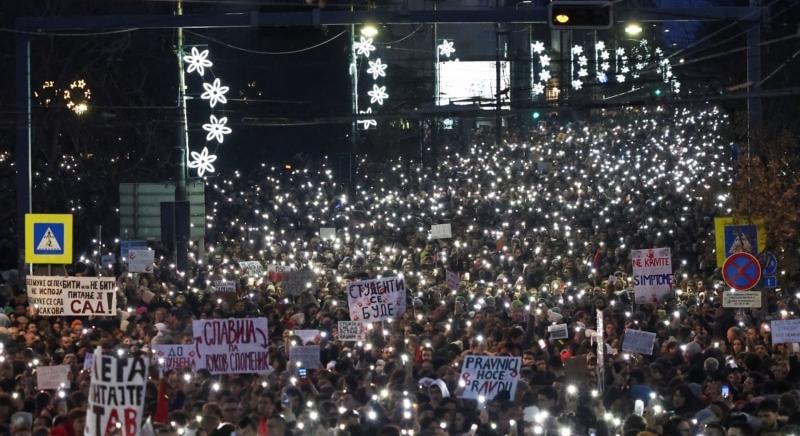 Újabb kormányellenes tüntetés Belgrádban az újvidéki pályaudvari tragédia miatt