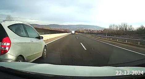 Kamikaze módon előzött az M7-esen egy Mercedes sofőrje – videó