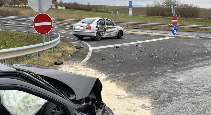 Összeütközött két autó a 7-es főúton – helyszíni fotók