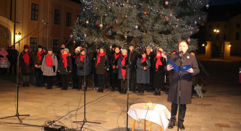 Fellobbant a negyedik gyertya lángja Kalocsa város adventi koszorúján – Több, mint ezren népesítették be a Szentháromság teret