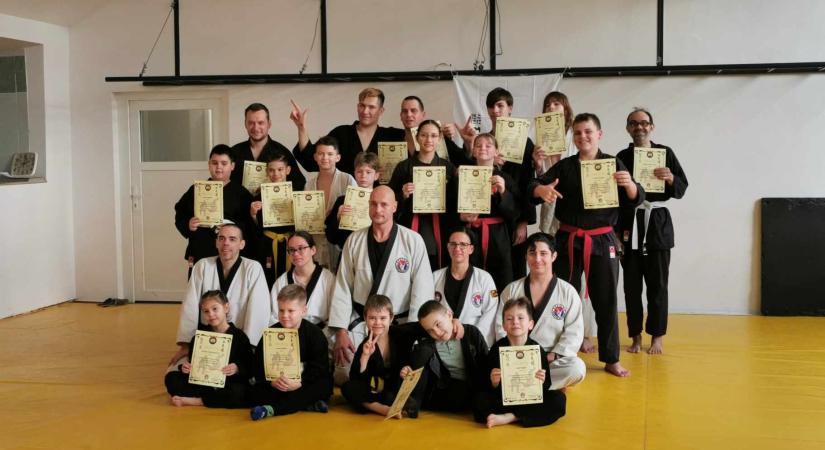 Sikeres öv vizsgát tettek a hapkidosok