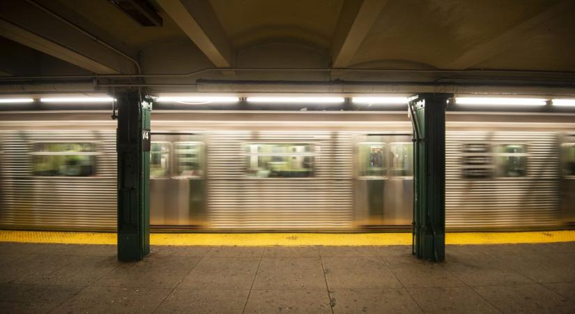 Felgyújtottak egy alvó nőt a New York-i metrón