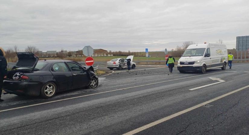 Autók ütköztek a 7-es főúton Eszteregnye közelében